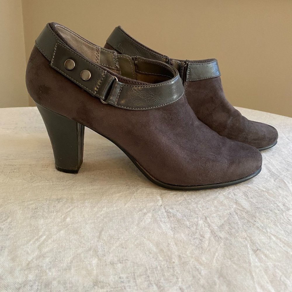 Aerosole Gray Suede and Leather Booties.  Size 9